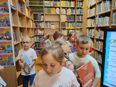 <strong>Sześciolatki odwiedziły bibliotekę w Piskach</strong>