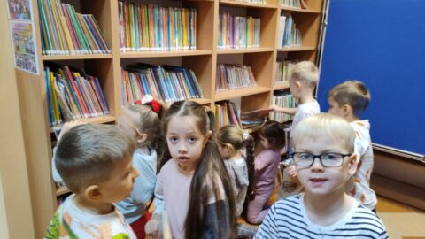 <strong>Sześciolatki odwiedziły bibliotekę w Piskach</strong>