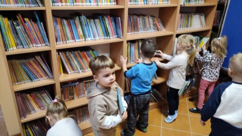 <strong>3 i 4-latki odwiedziły bibliotekę w Piskach</strong>