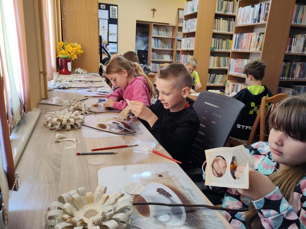 8 Warsztaty kreatywne “drugie życie książek” w ramach projektu „Nasza biblioteka – przygoda na każdej stronie” w bibliotece w Piskach