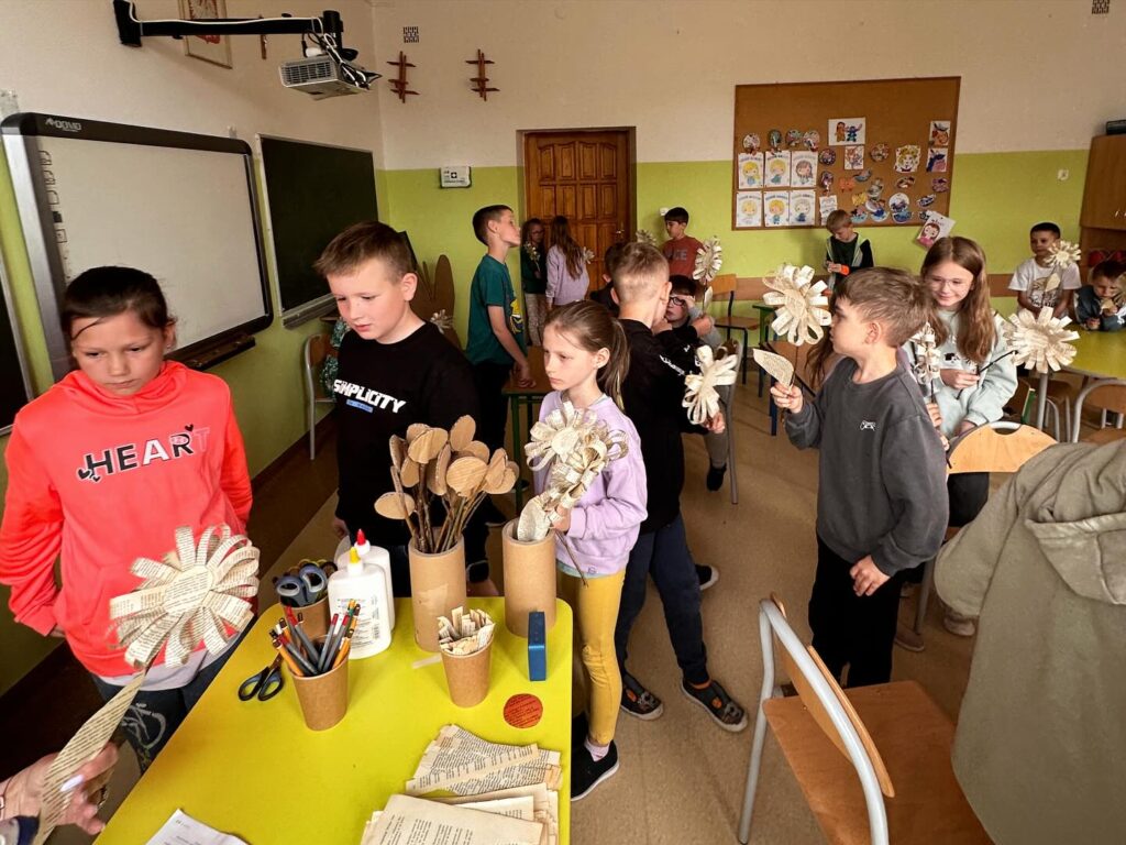 9-1 Warsztaty kreatywne “Drugie życie książek” w ramach projektu „Nasza biblioteka – przygoda na każdej stronie”