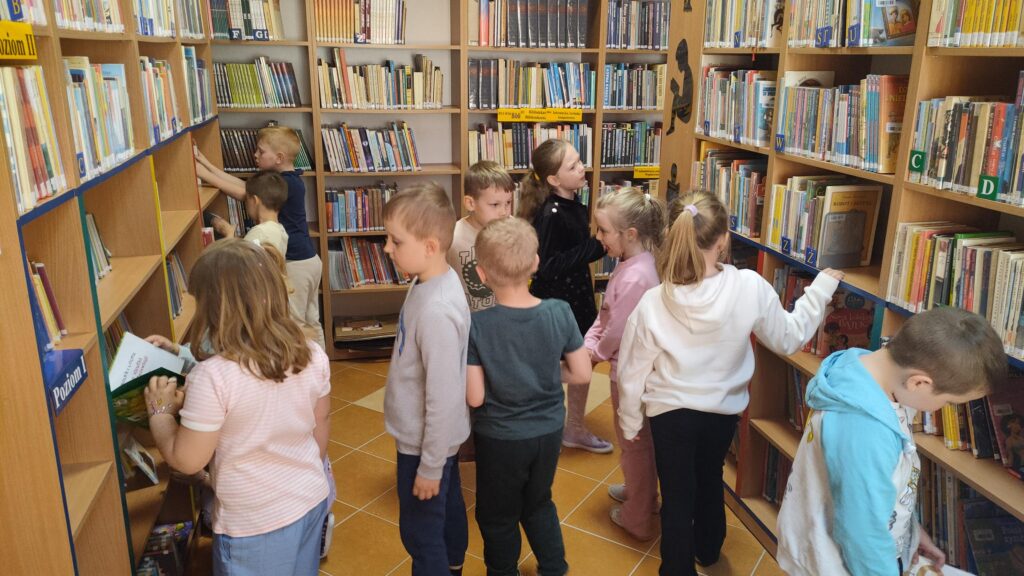IMG20250508125900-1024x576 Przedszkolaki w bibliotece w Piskach