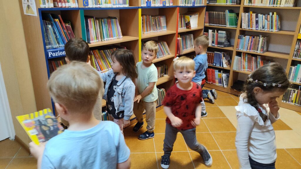 IMG20250516124535-1024x576 Przedszkolaki w bibliotece w Piskach