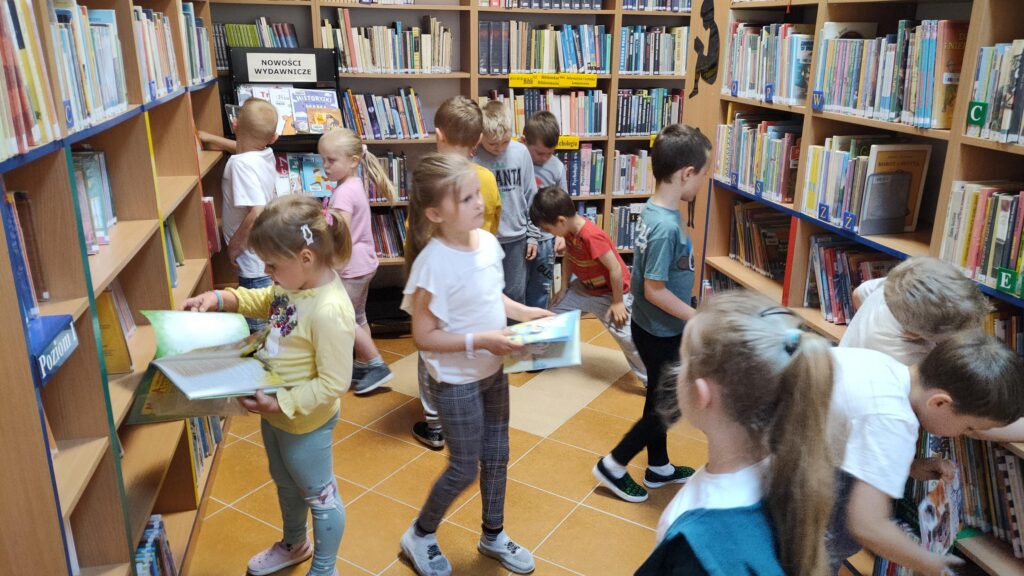 IMG20250605112253-1024x576 Przedszkolaki w bibliotece w Piskach