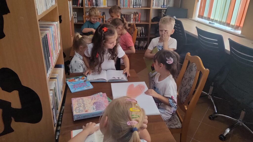 IMG20250910120540-1024x576 Przedszkolaki w bibliotece w Piskach