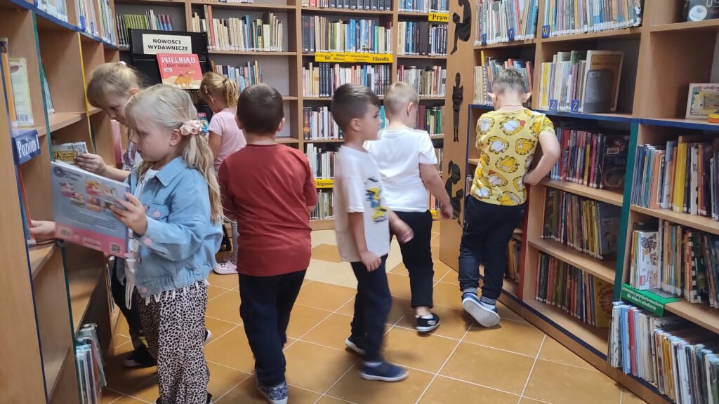 IMG20250917111223-1024x576 Przedszkolaki w bibliotece w Piskach