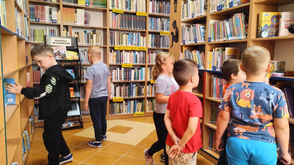 IMG20250924121057-1-1024x576 Przedszkolaki w bibliotece w Piskach