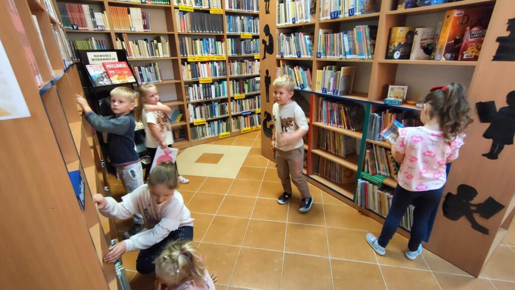 IMG20250926100609-1024x577 Przedszkolaki w bibliotece w Piskach