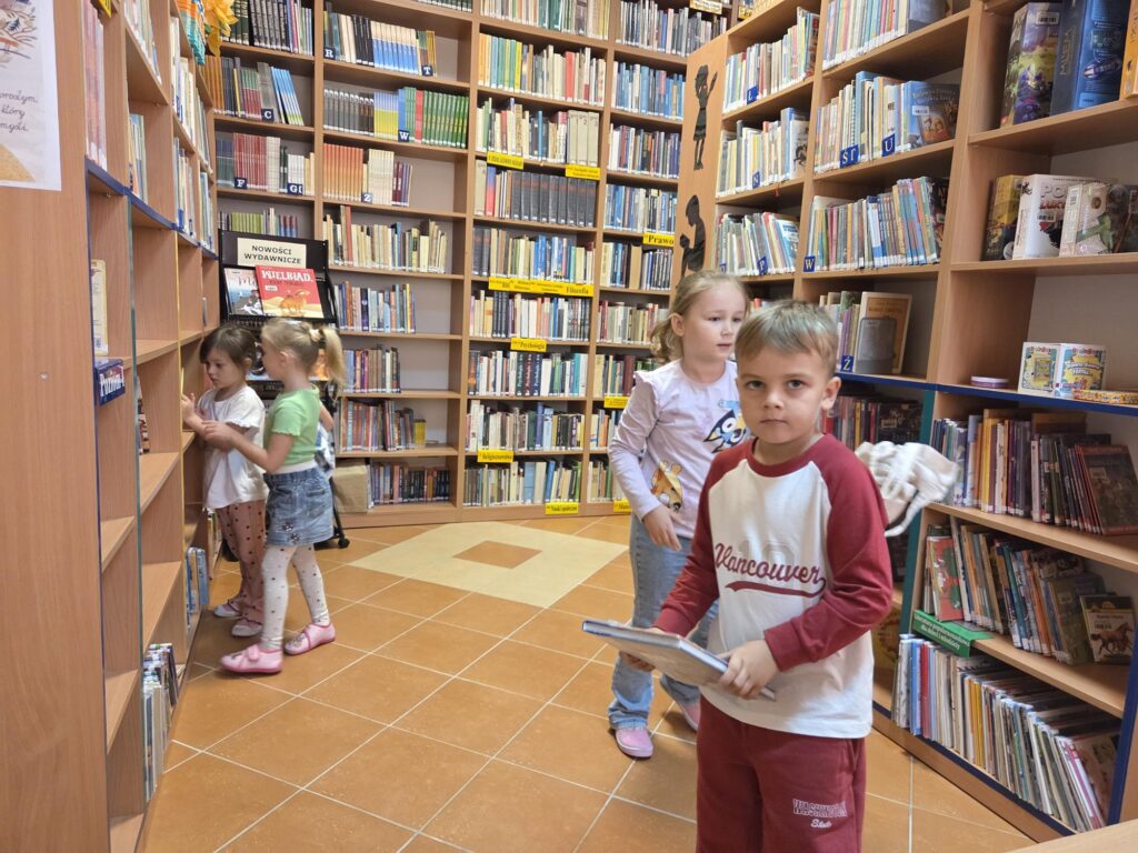 20251001_095055-1024x768 Przedszkolaki w bibliotece w Piskach