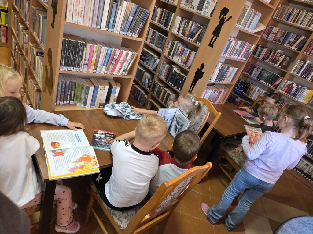 20251001_095744-1024x768 Przedszkolaki w bibliotece w Piskach