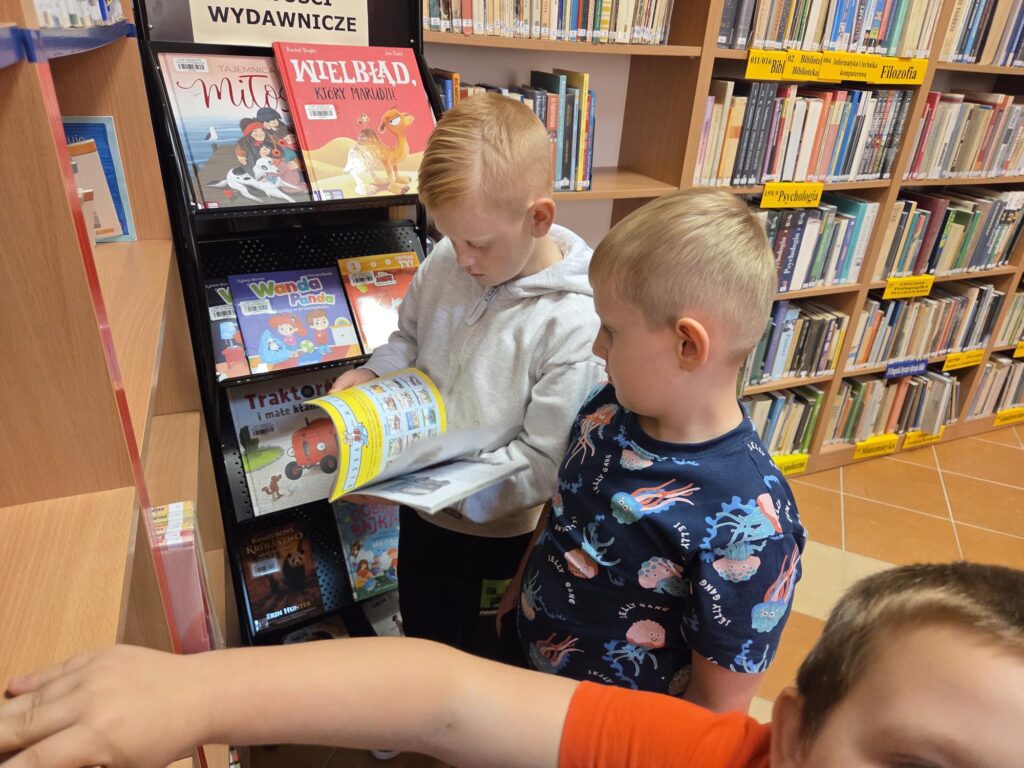 20251001_101046-1024x768 Przedszkolaki w bibliotece w Piskach