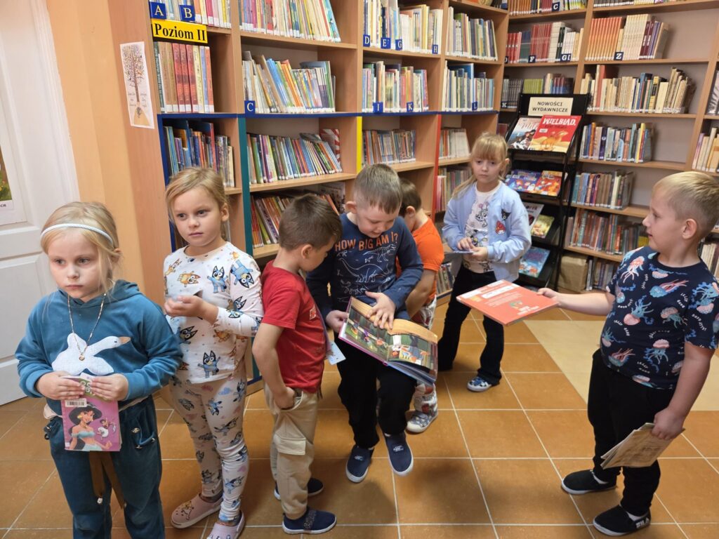 20251001_101508-1024x768 Przedszkolaki w bibliotece w Piskach