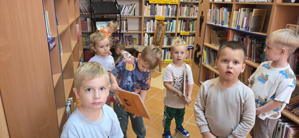 20251104_111712-1024x473 Przedszkolaki w bibliotece w Piskach