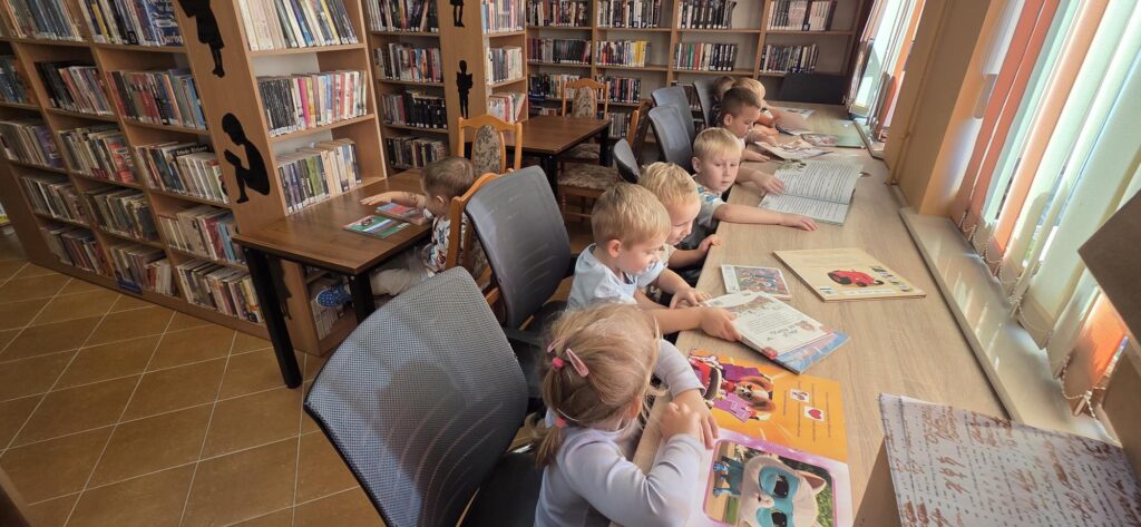 20251104_113304-1024x473 Przedszkolaki w bibliotece w Piskach
