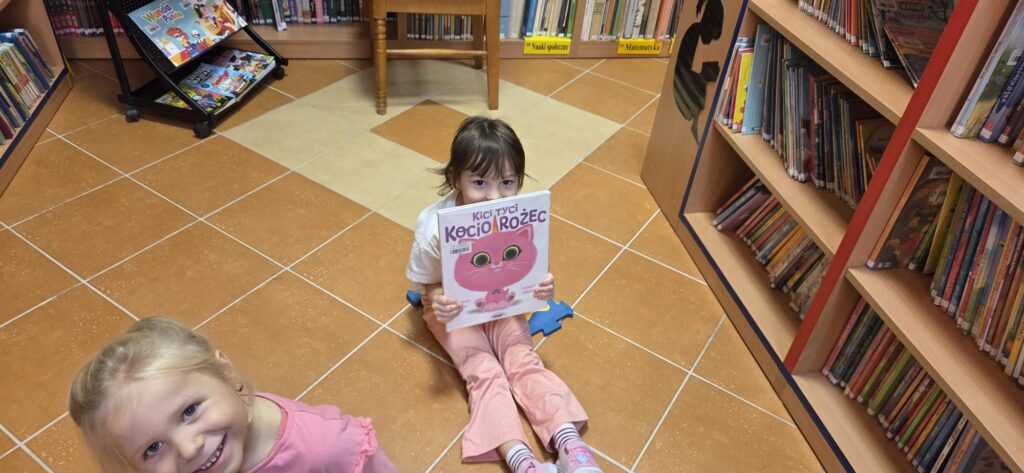 20251105_100621-1024x473 Przedszkolaki w bibliotece w Piskach
