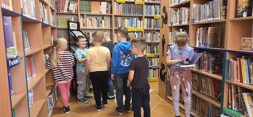 20251105_101301-1024x473 Przedszkolaki w bibliotece w Piskach