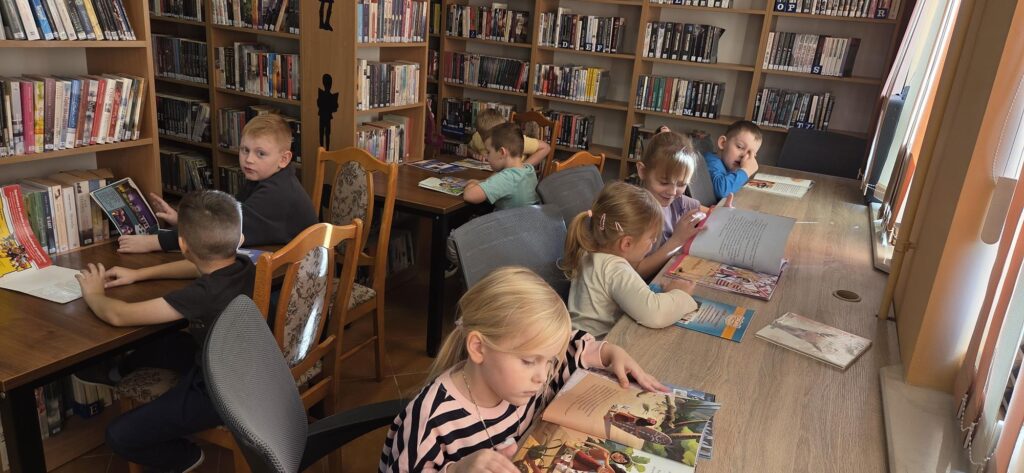 20251105_102407-1024x473 Przedszkolaki w bibliotece w Piskach