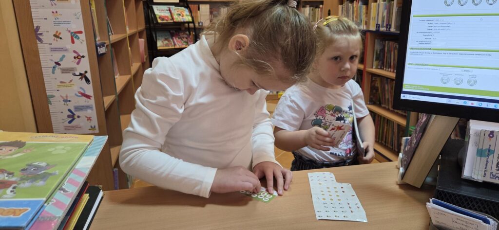 20251112_100820-1024x473 Przedszkolaki w bibliotece w Piskach