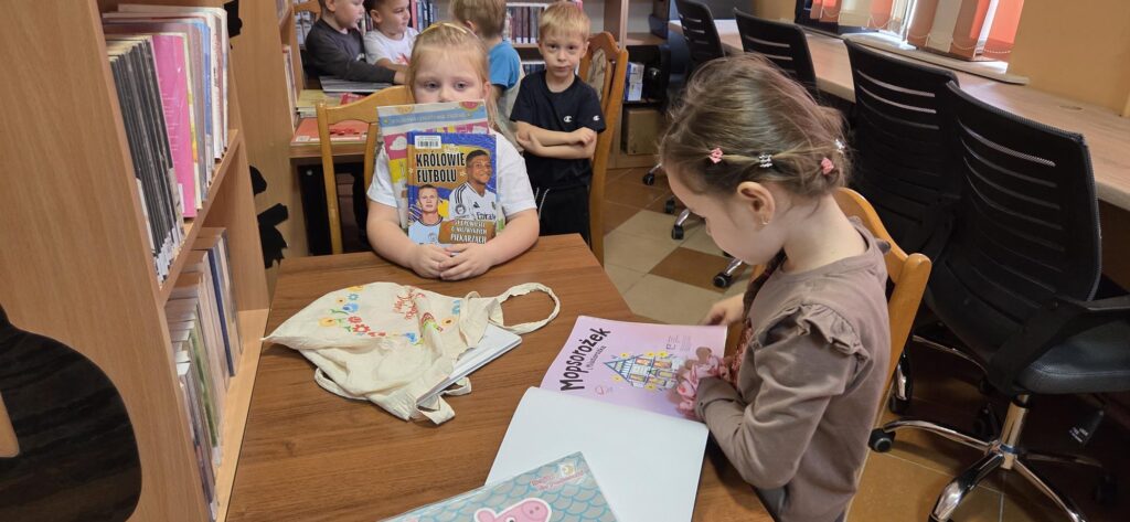 20251112_101151-1024x473 Przedszkolaki w bibliotece w Piskach