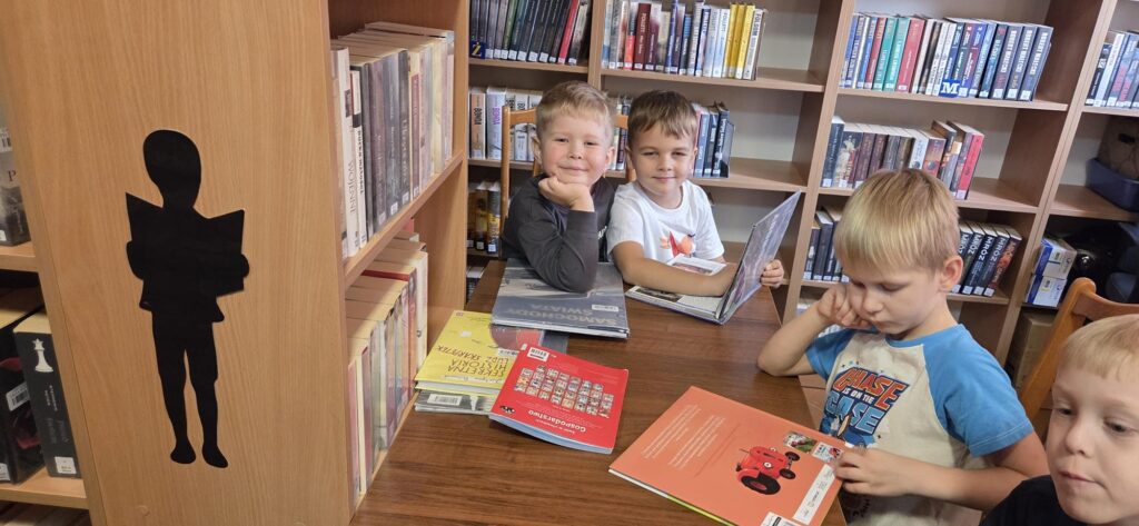 20251112_101201-1024x473 Przedszkolaki w bibliotece w Piskach