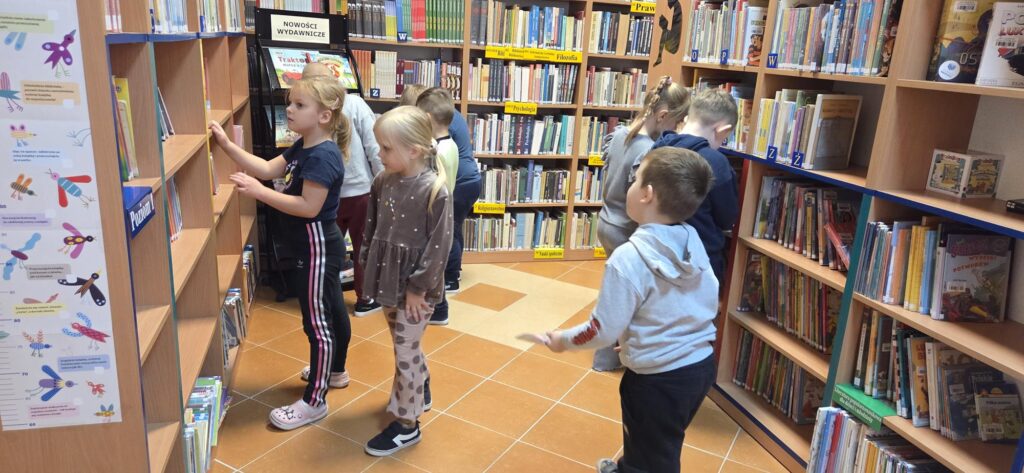 20251112_101613-1024x473 Przedszkolaki w bibliotece w Piskach