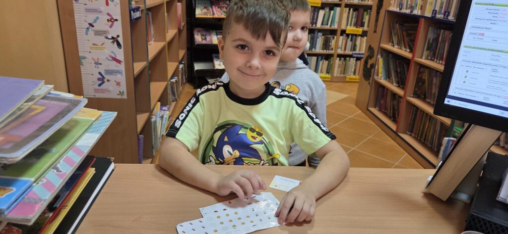 20251112_102029-1024x473 Przedszkolaki w bibliotece w Piskach