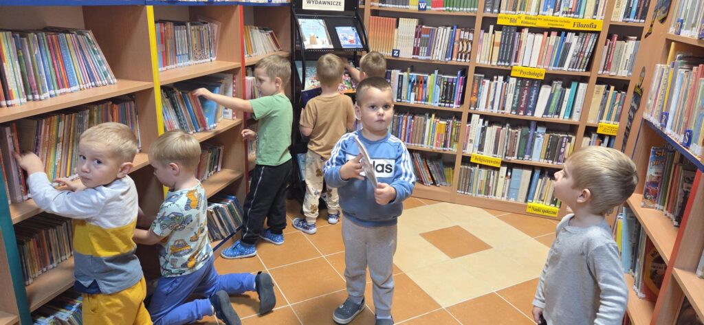 20251118_112423-1024x473 Przedszkolaki w bibliotece w Piskach