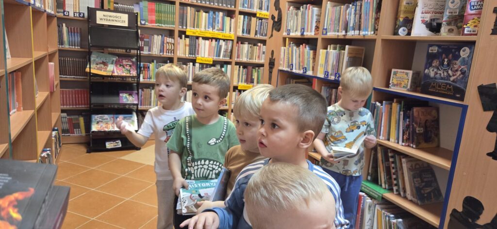 20251118_113120-1024x473 Przedszkolaki w bibliotece w Piskach