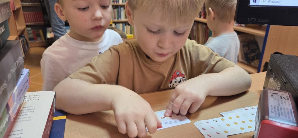 20251118_113318-1024x473 Przedszkolaki w bibliotece w Piskach