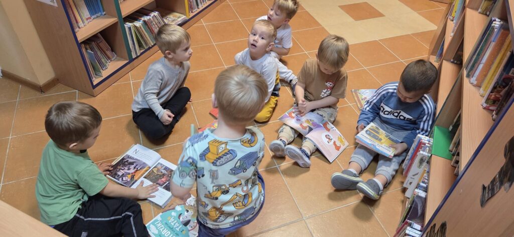20251118_113629-1024x473 Przedszkolaki w bibliotece w Piskach