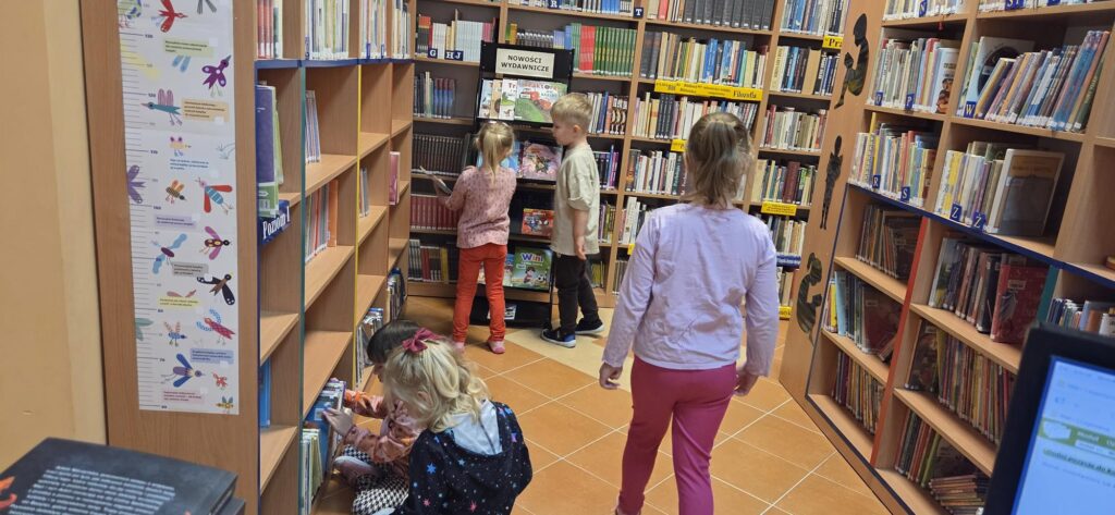 20251119_095823-1024x473 Przedszkolaki w bibliotece w Piskach