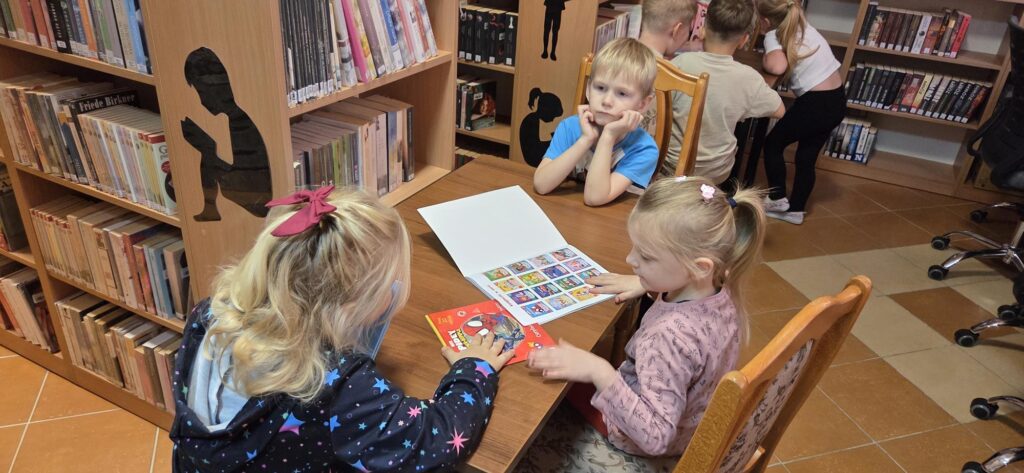 20251119_101631-1024x473 Przedszkolaki w bibliotece w Piskach