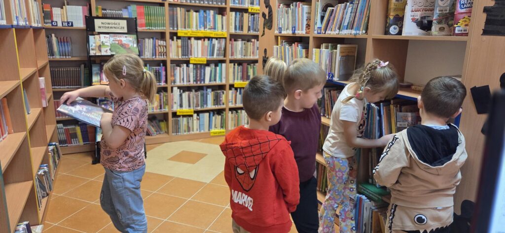 20251119_102906-1024x473 Przedszkolaki w bibliotece w Piskach