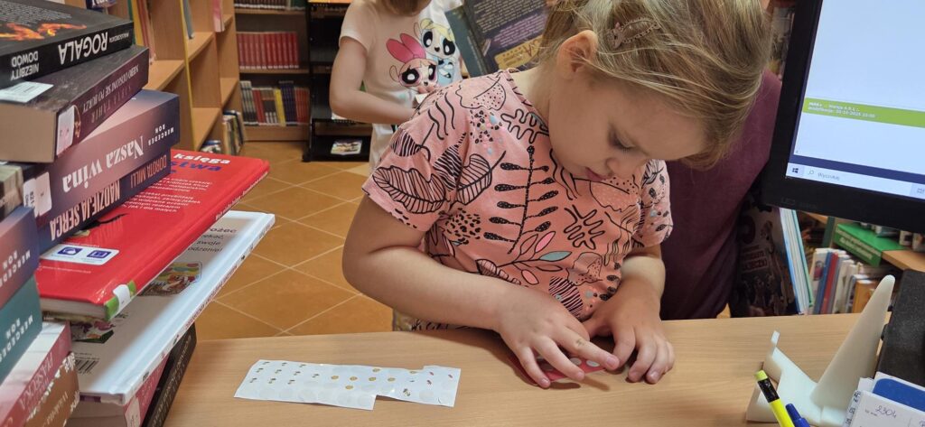 20251119_103435-1024x473 Przedszkolaki w bibliotece w Piskach