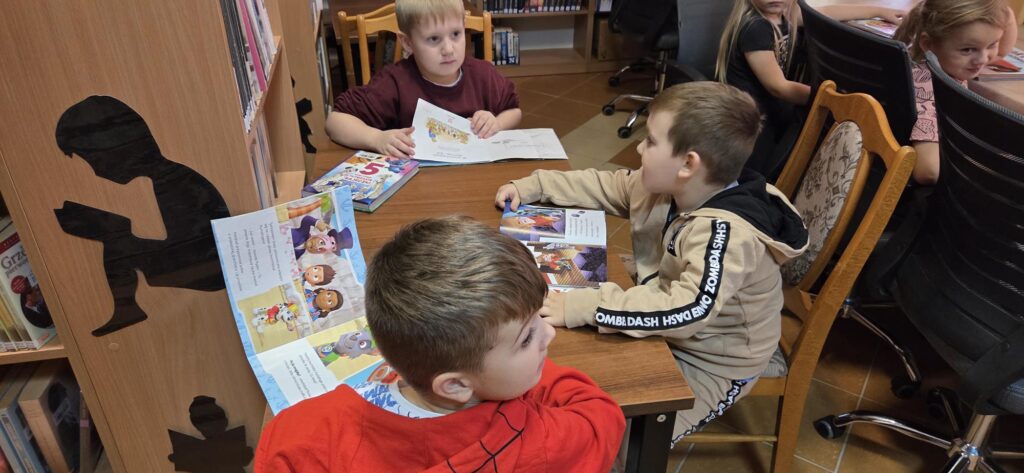 20251119_103943-1024x473 Przedszkolaki w bibliotece w Piskach