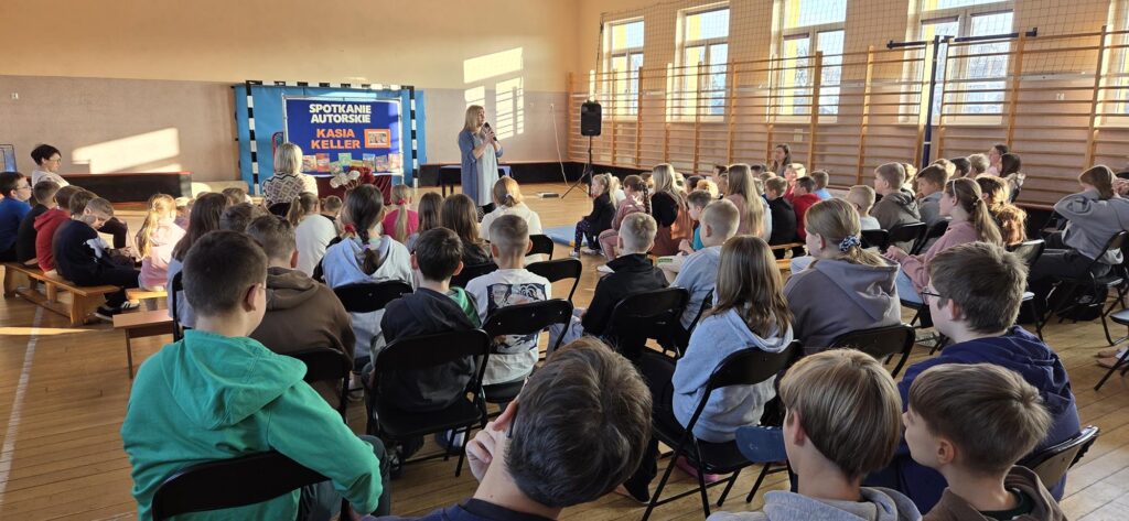 20251124_091334-1024x473 Spotkanie autorskie z Kasią Keller w Piskach