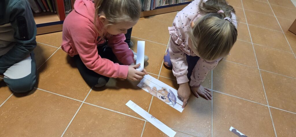 20251125_090955-1024x473 Dzień Pluszowego Misia w bibliotece w Piskach