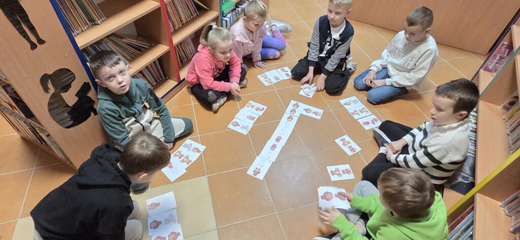 20251125_091739-1024x473 Dzień Pluszowego Misia w bibliotece w Piskach