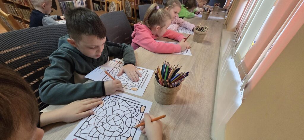 20251125_092616-1024x473 Dzień Pluszowego Misia w bibliotece w Piskach