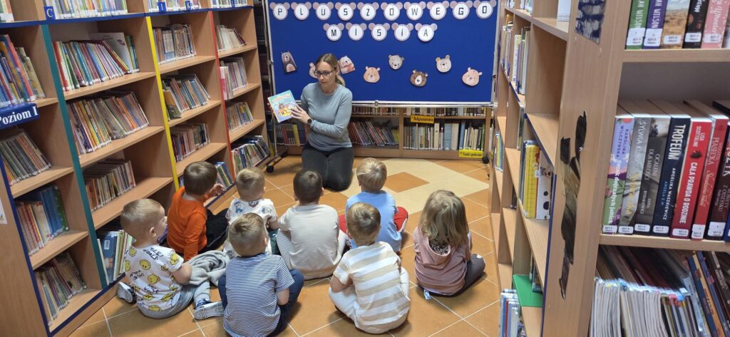 20251125_113326-1024x473 Dzień Pluszowego Misia w bibliotece w Piskach