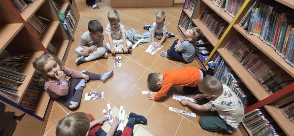 20251125_113759-1024x473 Dzień Pluszowego Misia w bibliotece w Piskach