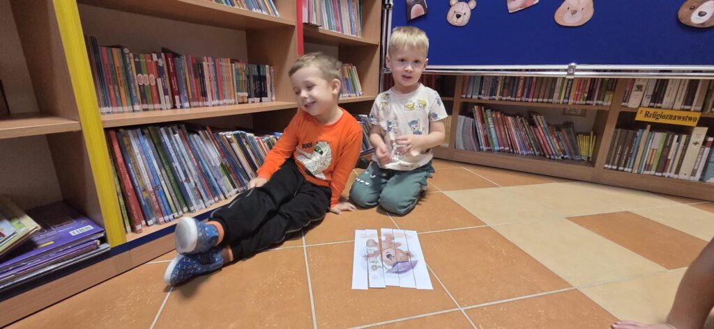20251125_113943-1024x473 Dzień Pluszowego Misia w bibliotece w Piskach