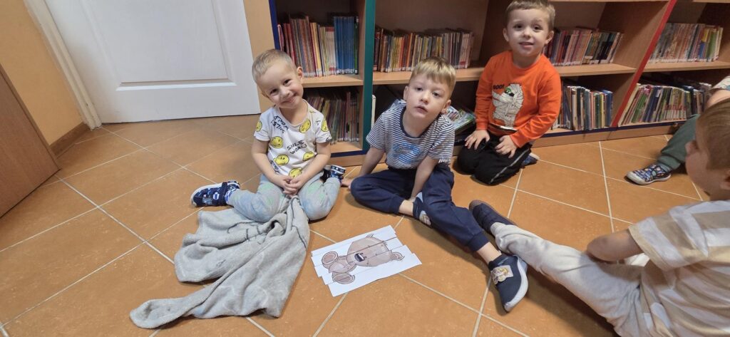 20251125_114124-1024x473 Dzień Pluszowego Misia w bibliotece w Piskach