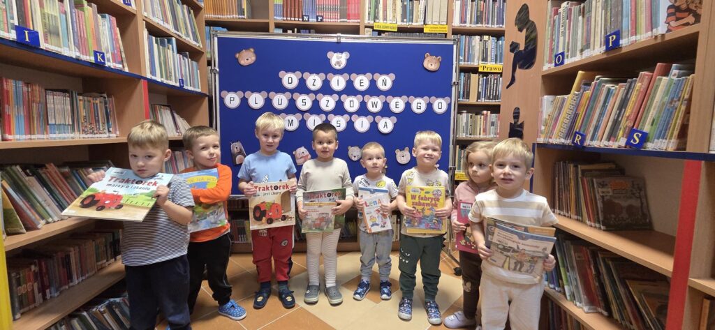 20251125_115958-1024x473 Dzień Pluszowego Misia w bibliotece w Piskach