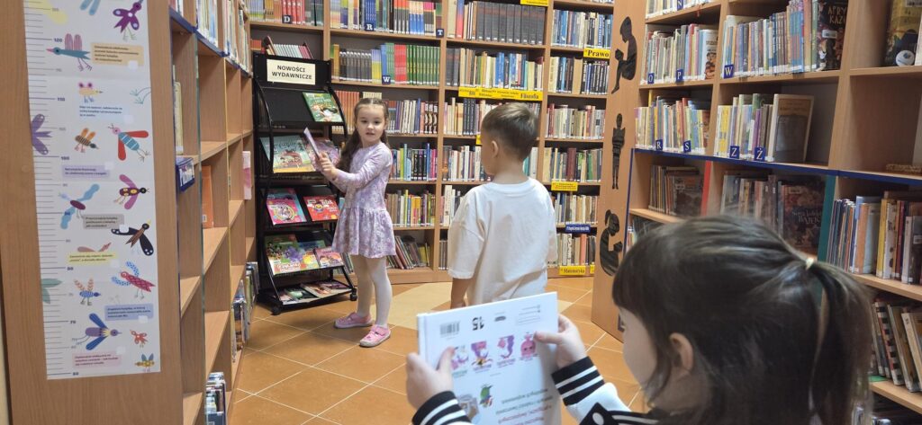 20251126_100002-1-1024x473 Przedszkolaki w bibliotece w Piskach