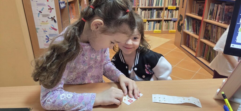 20251126_100124-1-1024x473 Przedszkolaki w bibliotece w Piskach