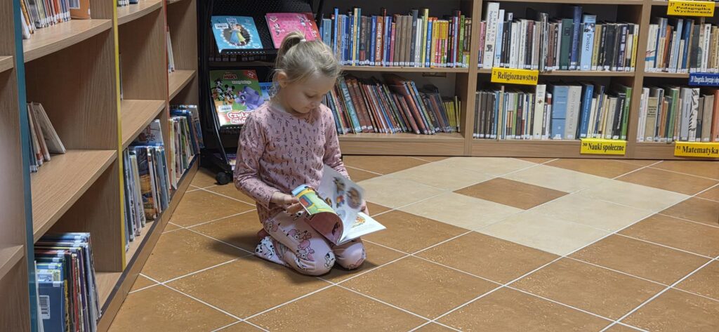 20251126_101249-1024x473 Przedszkolaki w bibliotece w Piskach