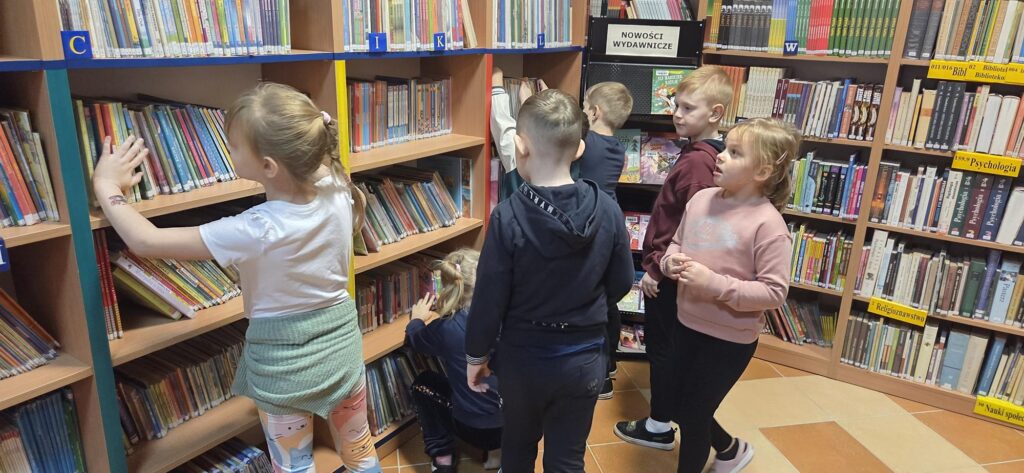 20251126_102601-1024x473 Przedszkolaki w bibliotece w Piskach