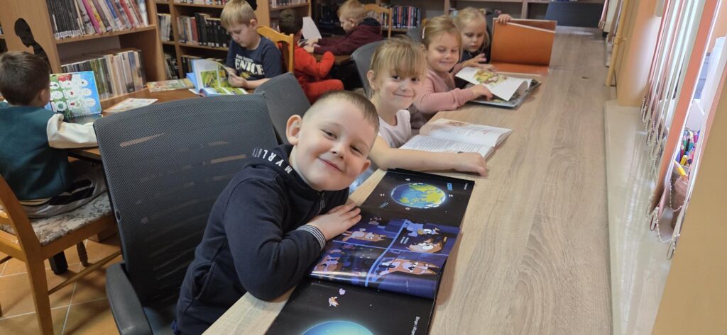 20251126_103450-1-1024x473 Przedszkolaki w bibliotece w Piskach