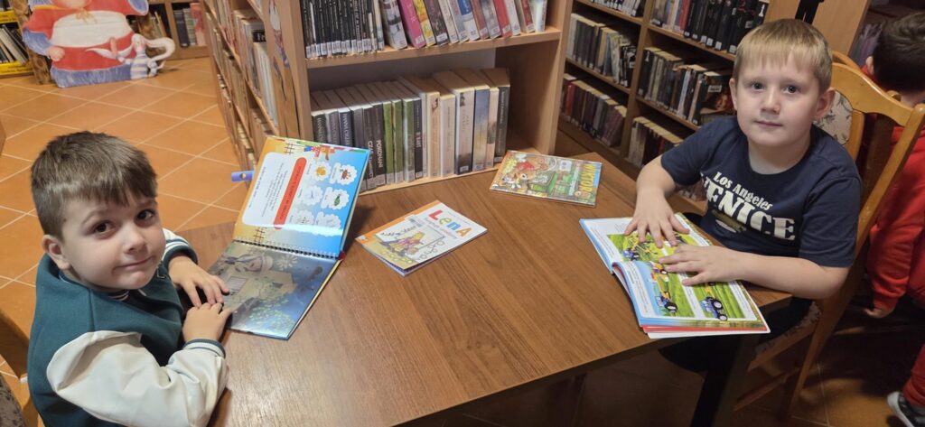 20251126_103500-1024x473 Przedszkolaki w bibliotece w Piskach